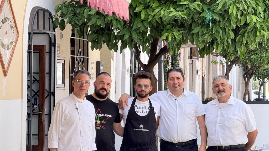 Il team di Arabesque Ristorante-Pizzeria davanti all'ingresso del locale